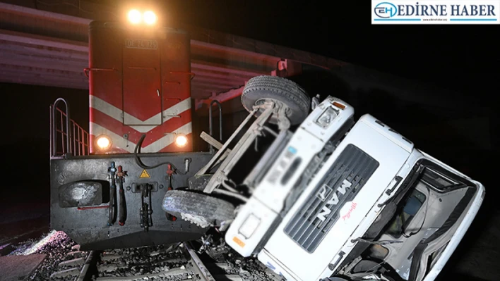 Yolcu treni beton pompası aracına çarptı