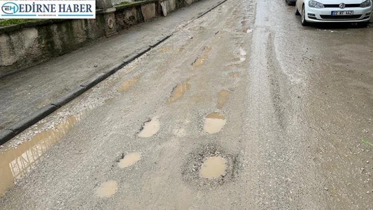 Yağmur sonrası yollar delik deşik oldu