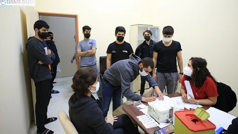 Yurtlarda kalan üniversite öğrencileri aşılanıyor