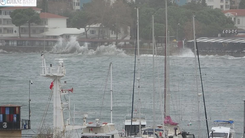 Çanakkale Boğazı'nda fırtına etkili oluyor