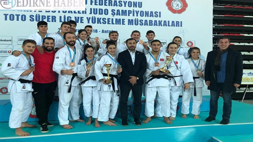Judocular madalya ile döndü