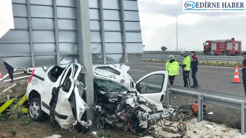 Çanakkale'de yön levhasının direğine çarpan otomobildeki anne ile oğlu öldü
