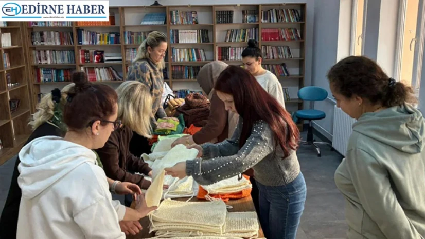 Çocuklar örüyor, anneler birleştiriyor