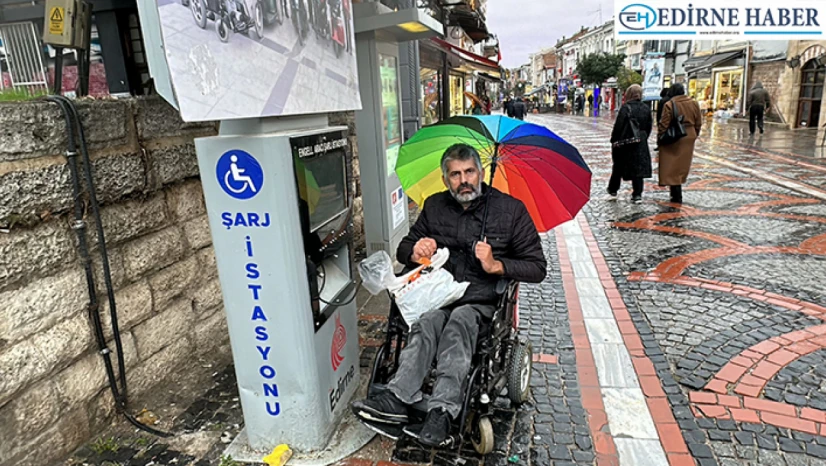 Engelliler dakikalarca cihazlarını şarj etmek için bekliyor