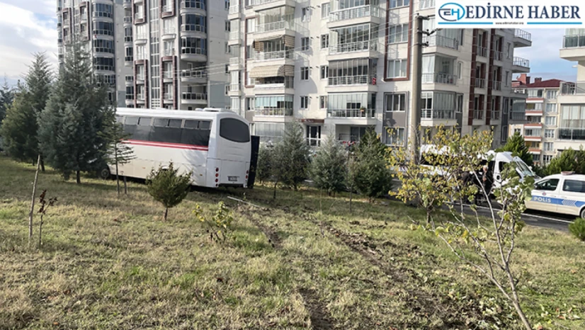 Freni patlayan ETUS aracı parkın yeşil alanına girerek durabildi