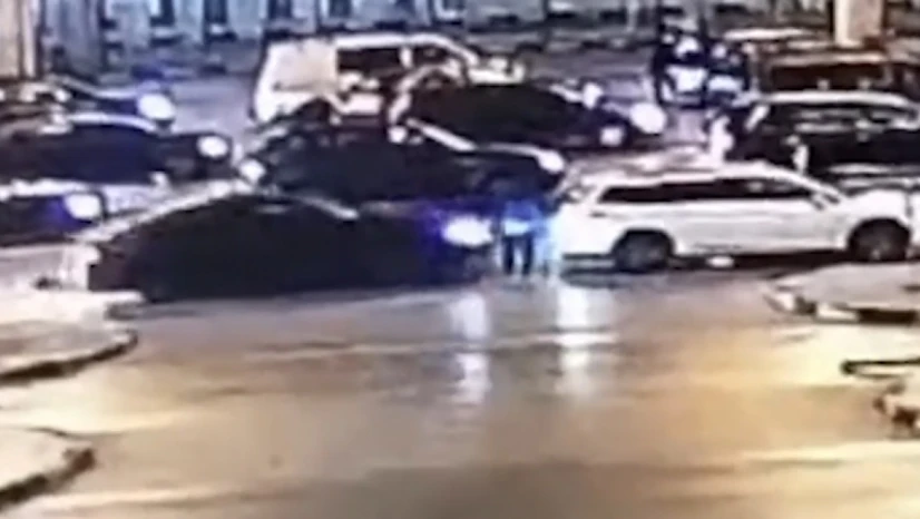 Gümrük memuru iki aracın arasına sıkıştı