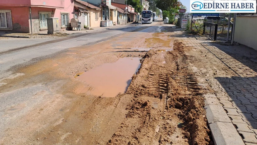 Kaleiçi'nde açılan çukur kapatılmayı bekliyor