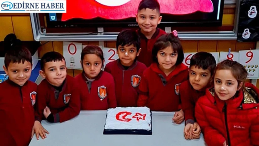 Minik öğrencilerden al bayrağa büyük sevgi