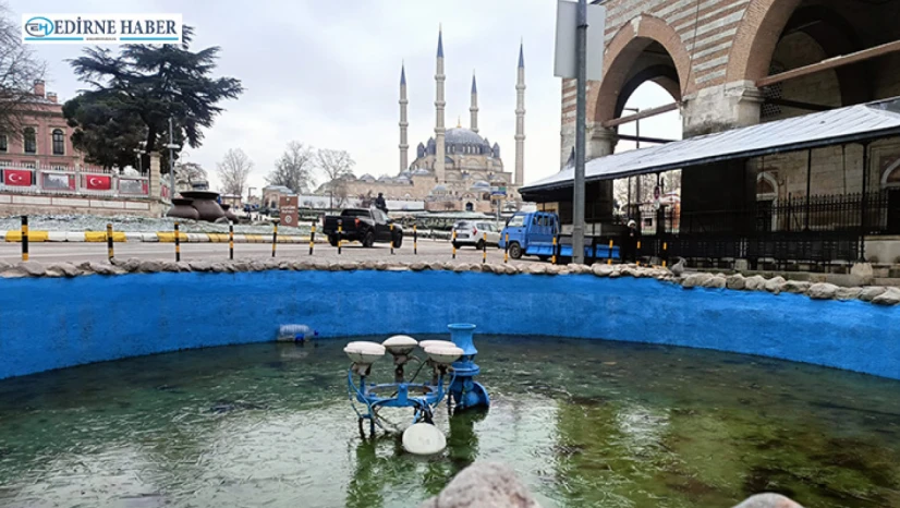 Süs havuzları buz tuttu, cadde ve sokaklar boş kaldı