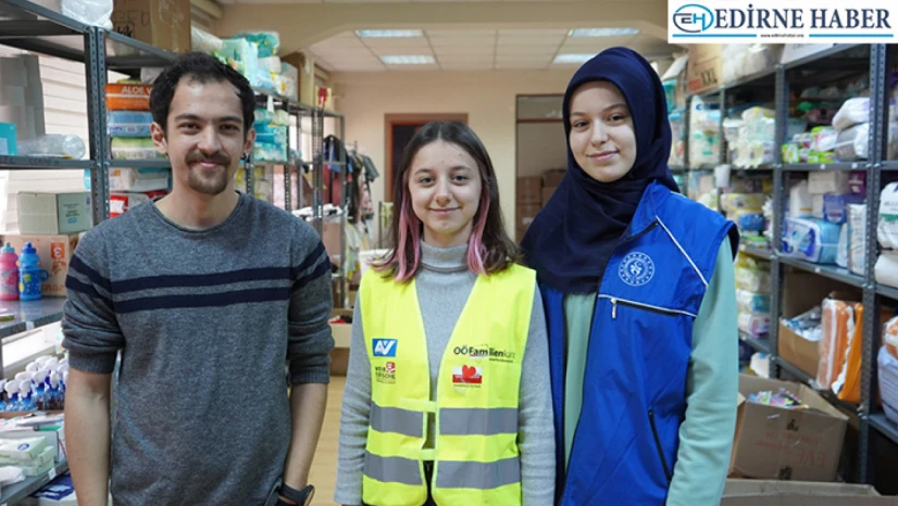 Üç üniversite öğrencisi yardım çalışmalarına ilk günden beri destek veriyor