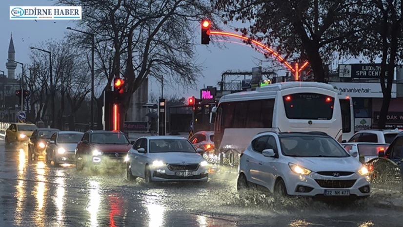 Yağış nedeniyle  cadde ve sokaklarda su birikintileri oluştu