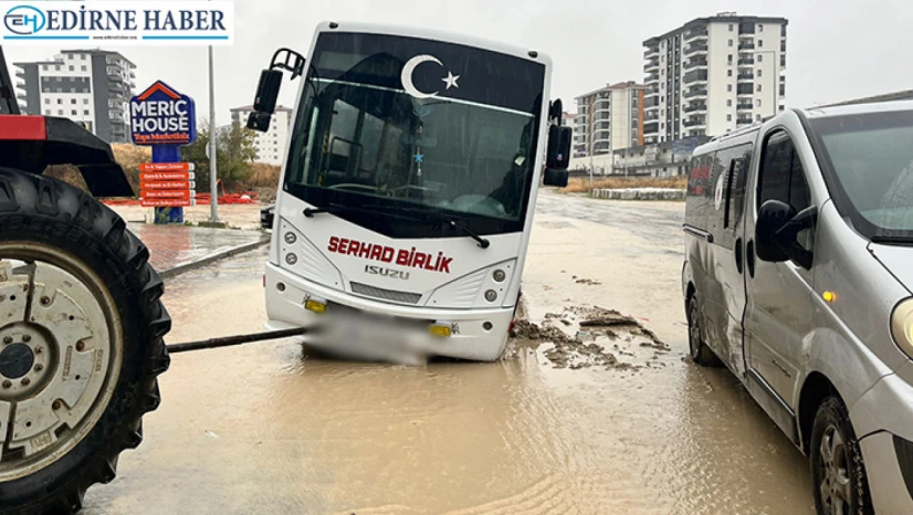Yağmurun ardından çöken yolda Serhad Birlik aracı battı