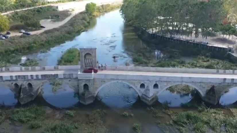 Vatandaşlar çöple kaplanan derenin temizlenmesini istiyor