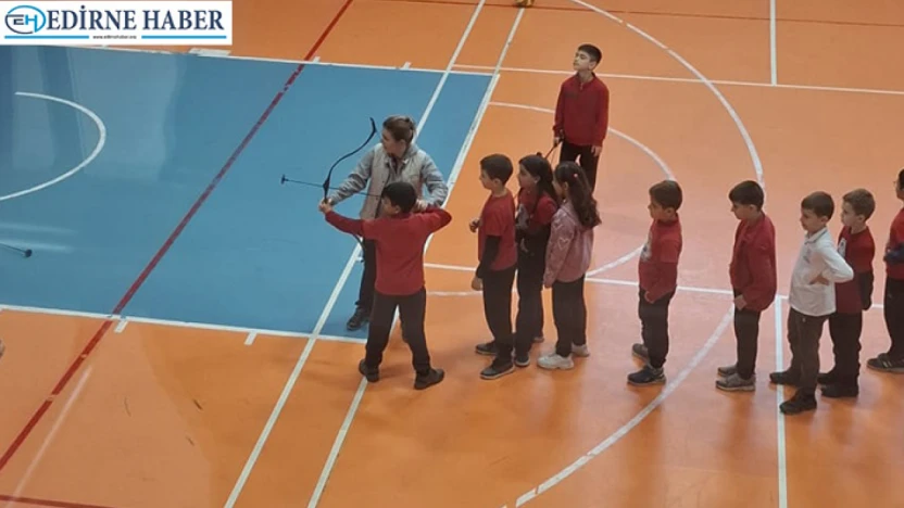 50. Yıl İlkokulu 4-B sınıfı geleneksel okçuluğu keşfediyor