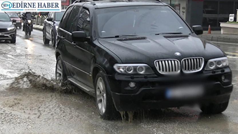 Çarşı merkezindeki çukurlar sürücülerin korkulu rüyası oluyor