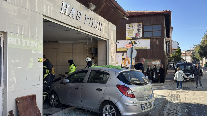 Edirne'de otomobilin ekmek fırınına girdiği kazada 4 kişi yaralandı