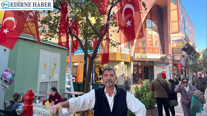 Esnaf, ağacı Türk bayraklarıyla süsledi