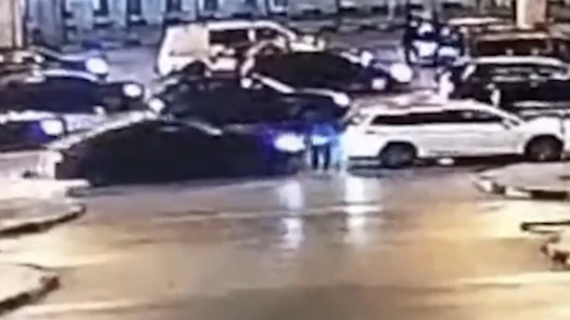 Gümrük memuru iki aracın arasına sıkıştı