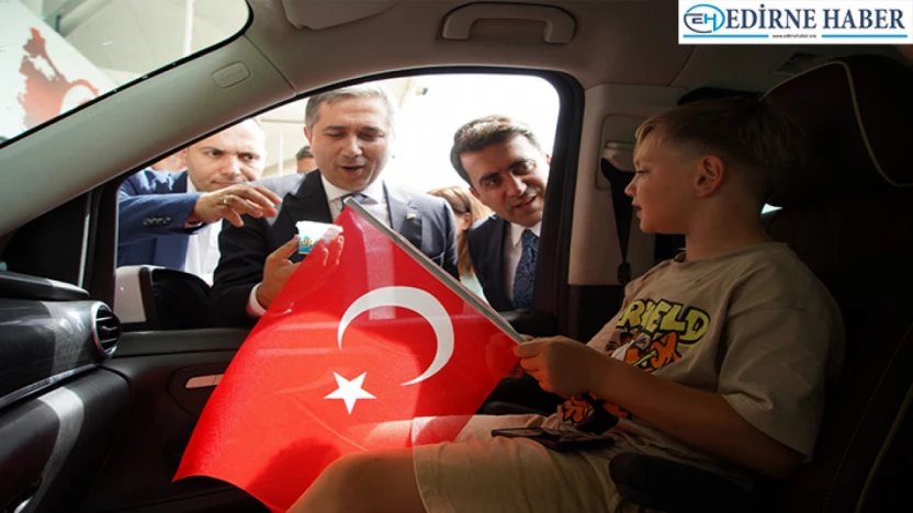 Gurbetçilerin talepleri dinlendi, çocuklara hediyeler verildi