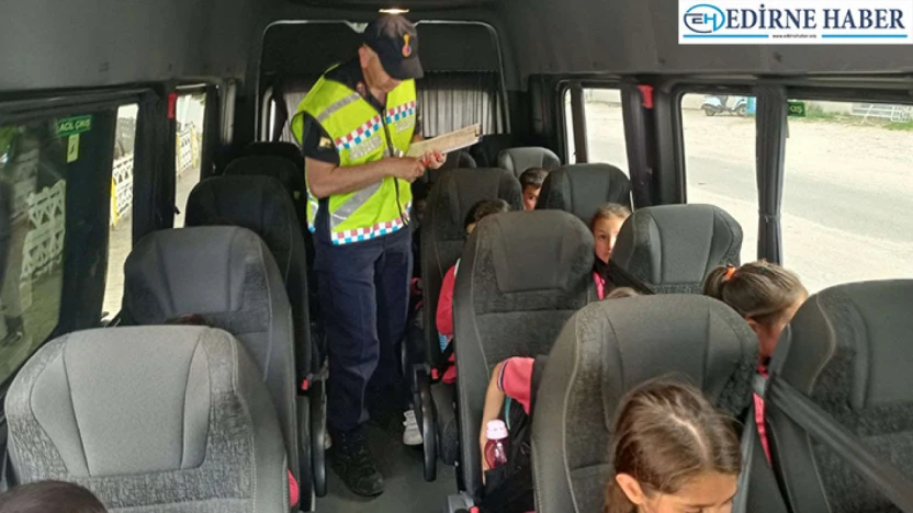 Jandarma ekipleri öğrencilere 'okul servisi' eğitimi verdi