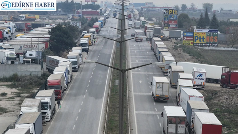 Kapıkule'de tır parkı mühürlendi, kilometrelerce kuyruk oluştu