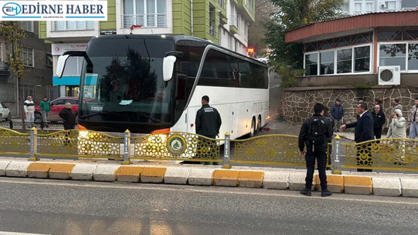 Kayarak yolu kapatan otobüs trafiği kilitledi