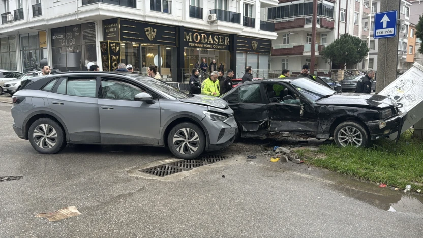 Korkutan kaza: 2 kişi yaralandı