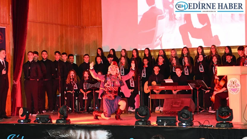 Lise öğrencilerinin 'Yıldan Yıla Sonsuzluğa' gösterisi ilgiyle izlendi