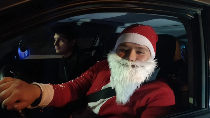 Noel Baba kostümlü sürücü yılbaşı denetimine renk kattı