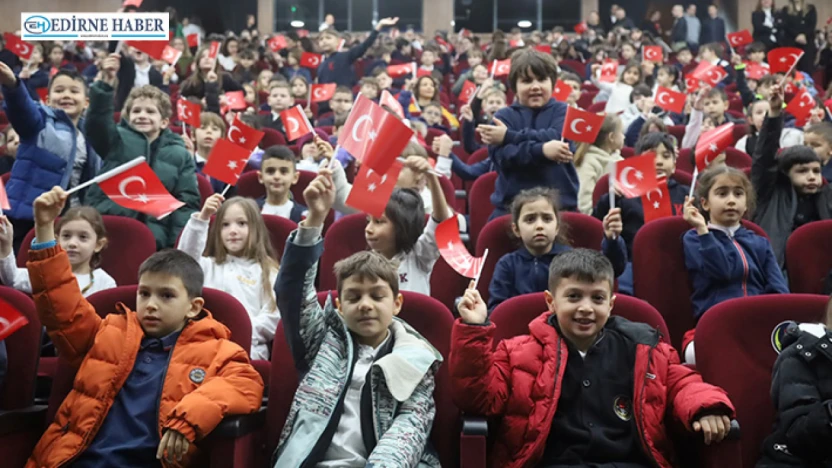 Okullarda ikinci dönem 'Bayrak sevgisi' temasıyla başladı