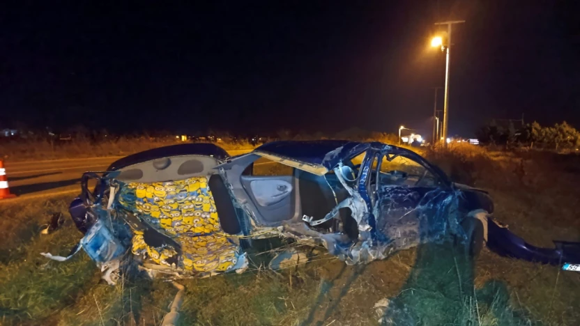 Otomobil ikiye bölündü, sürücü yaralandı