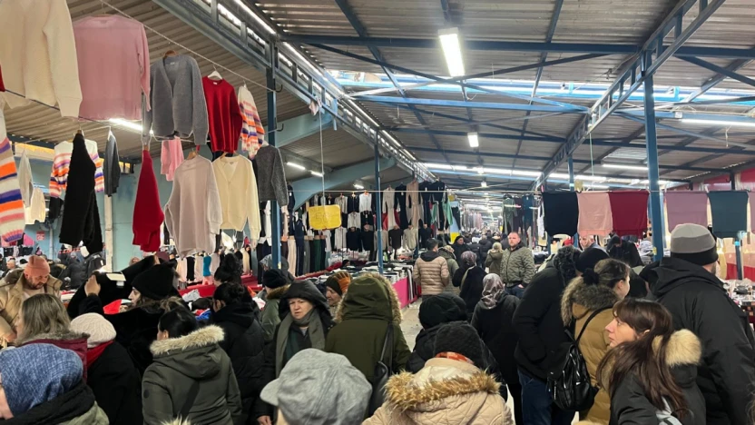 Soğuk havaya rağmen Cuma Pazarı doldu taştı