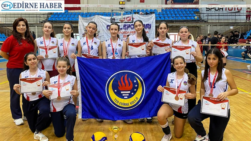 TED Edirne Koleji Yıldız Kız Voleybol takımı il üçüncüsü