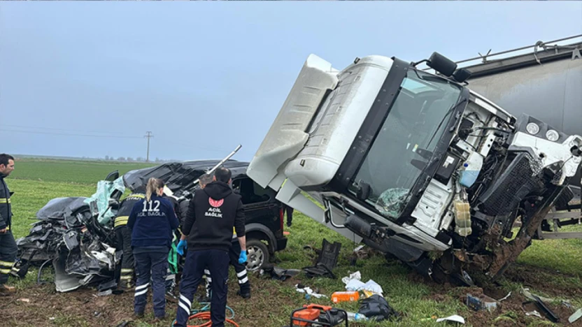 Tırla çarpışan araç hurdaya döndü, sürücü kurtarılamadı