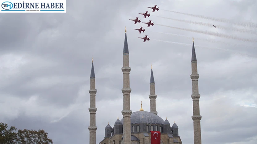 Türk Yıldızları'nın uçuşu büyük bir coşkuyla izlendi