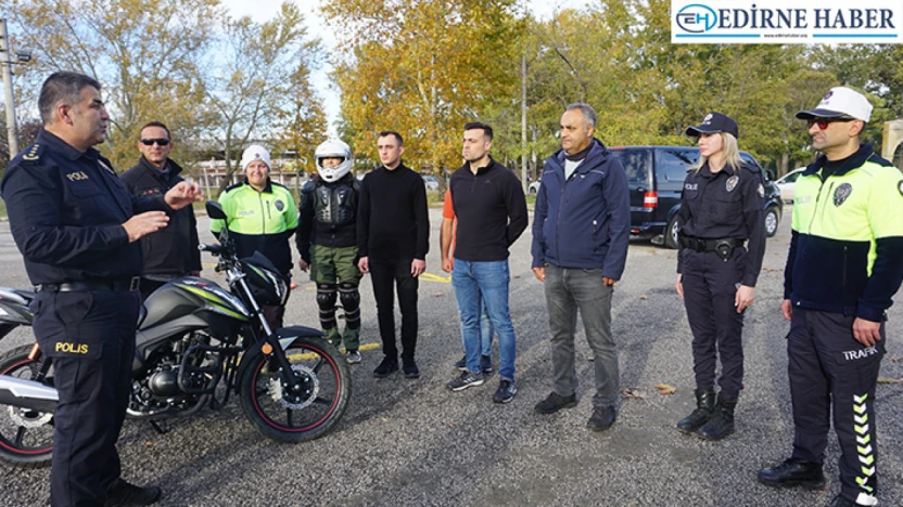 Uzman polisler, meslektaşlarına motosiklet eğitimi veriyor