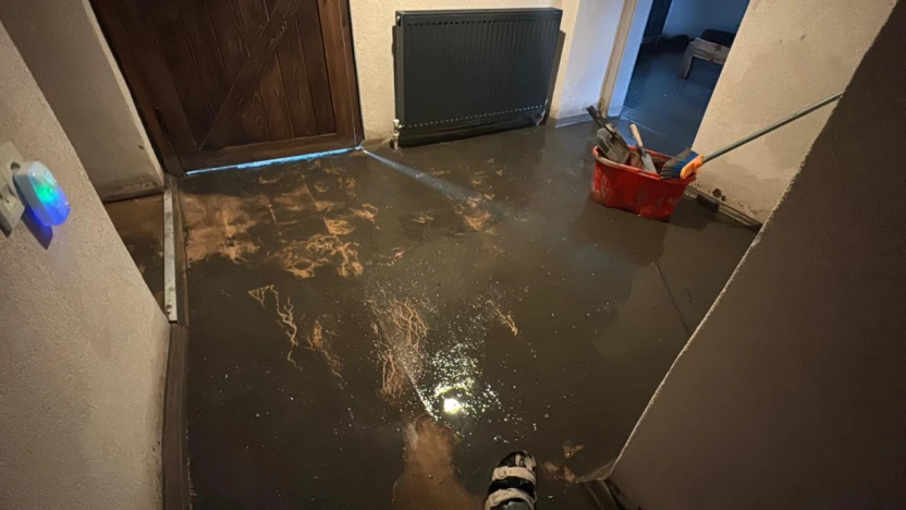 Yağış nedeniyle evi su bastı