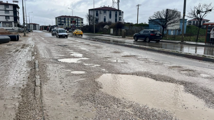 Yağmur yağdı, çukurlar büyüdü: Hilly Otel kavşağı alarm veriyor
