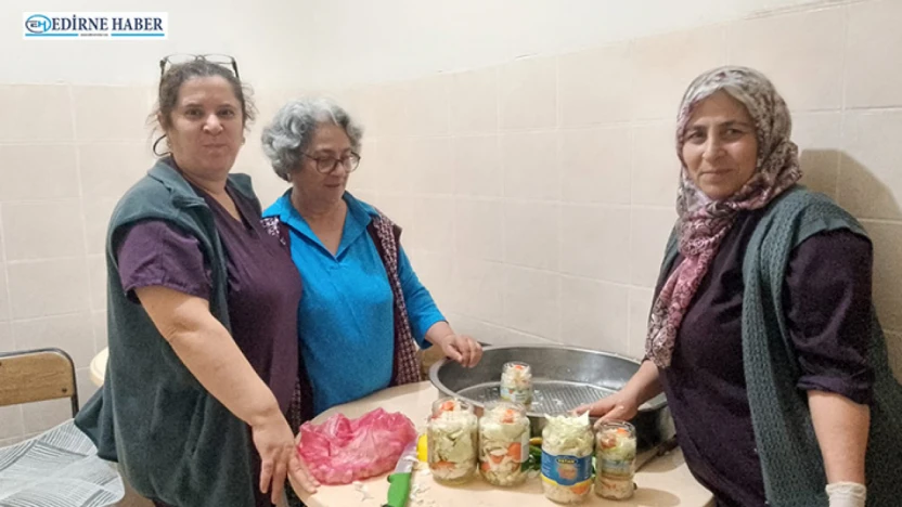 Yaşlılar ve personeller birlikte turşu kurdu