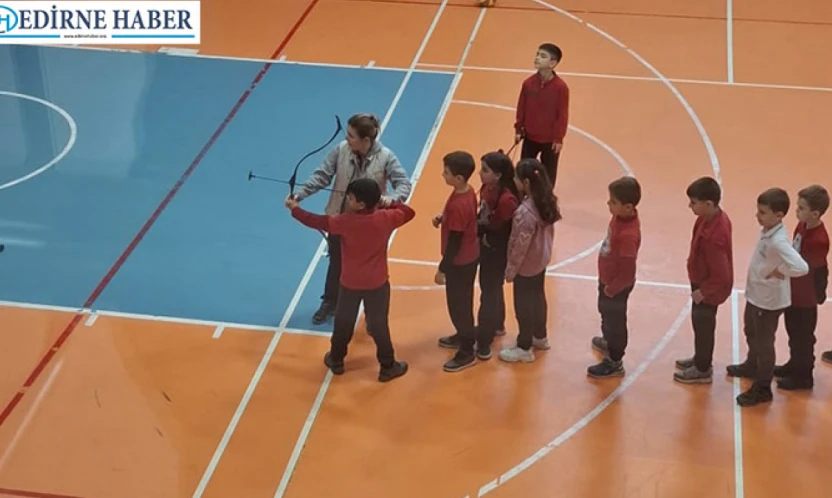 50. Yıl İlkokulu 4-B sınıfı geleneksel okçuluğu keşfediyor