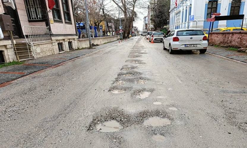 Alt yapı darmaduman: Maarif Caddesi köstebek yuvası