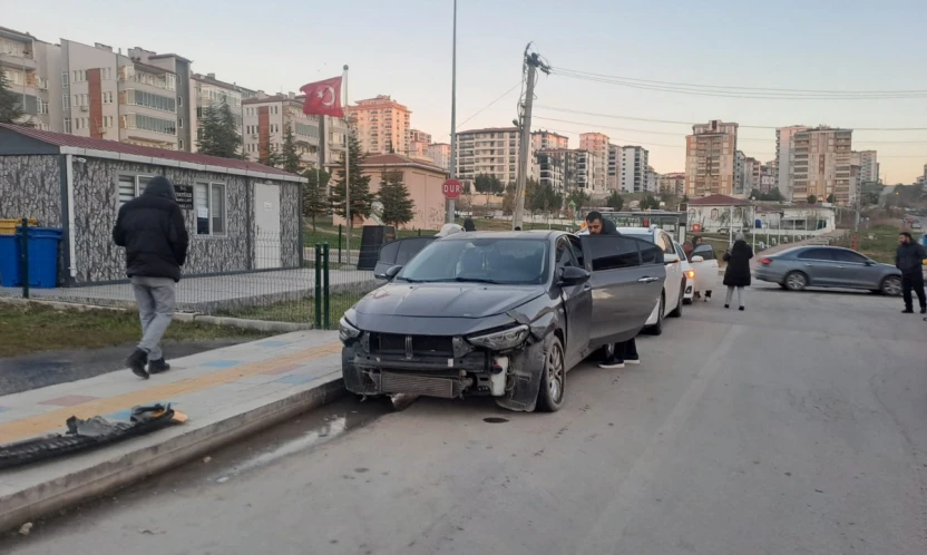 Buzlanma nedeniyle iki farklı kazada 5 araç hasar gördü