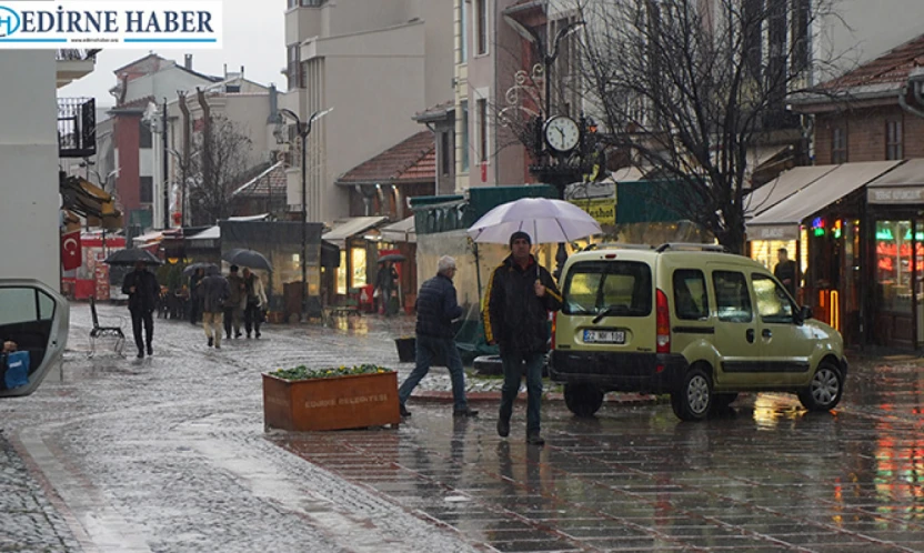 Cadde ve sokaklarda su birikintileri oluştu