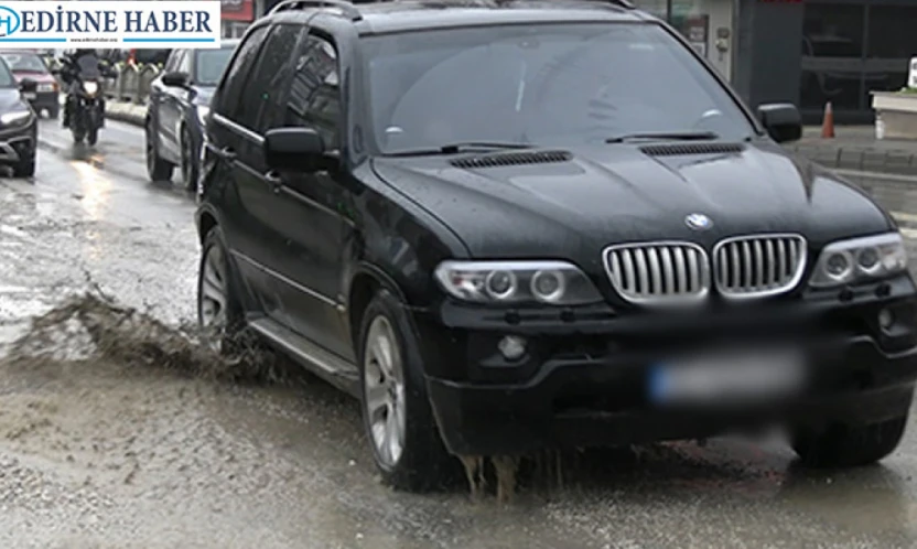 Çarşı merkezindeki çukurlar sürücülerin korkulu rüyası oluyor