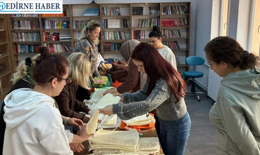 Çocuklar örüyor, anneler birleştiriyor