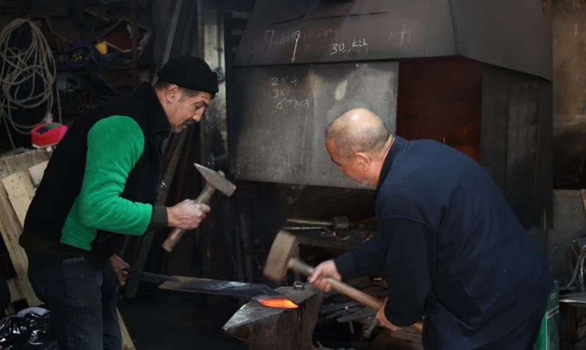 Dedelerinden öğrendikleri demircilik mesleğini sabır ve özveriyle devam ettiriyorlar