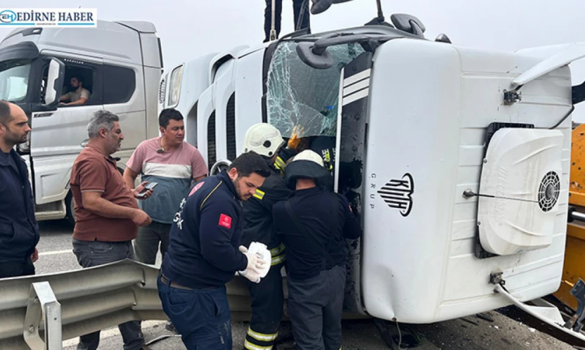 Devrilen tırın kabininde sıkışan sürücü kurtarıldı