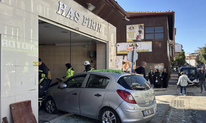 Edirne'de otomobilin ekmek fırınına girdiği kazada 4 kişi yaralandı
