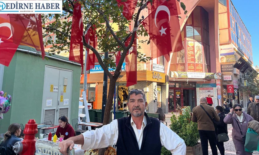 Esnaf, ağacı Türk bayraklarıyla süsledi