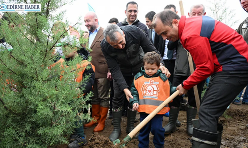 Fidanlar toprakla buluşturuldu